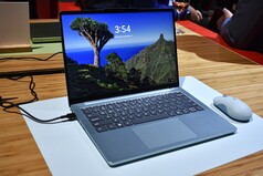 Lenovo IdeaPad Vibe 14 en color Chill Blue.