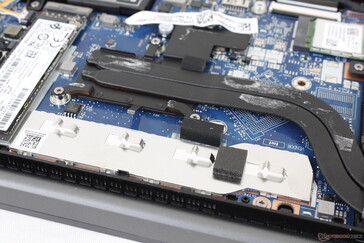 Obsérvese la placa de aluminio que protege los módulos de RAM soldados y las ranuras vacías para la GPU y la VRAM debajo de los tubos de calor para las SKU GeForce MX450 opcionales