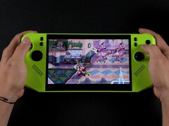 Consola de juegos portátil MSI Claw A8 en verde, jugando a Teenage Mutant Ninja Turtles: Shredder&#039;s Revenge, con métricas de rendimiento en pantalla que muestran un bajo TDP y consumo de batería. (Fuente de la imagen: ETA Prime en YouTube)