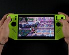 Consola de juegos portátil MSI Claw A8 en verde, jugando a Teenage Mutant Ninja Turtles: Shredder's Revenge, con métricas de rendimiento en pantalla que muestran un bajo TDP y consumo de batería. (Fuente de la imagen: ETA Prime en YouTube)