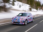 Junto con los detalles técnicos, Mini también ha publicado algunas imágenes del Cooper SE en camuflaje. (Fuente de la imagen: Mini)