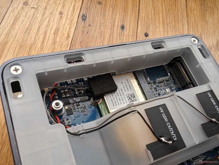 El módulo WLAN extraíble se encuentra debajo de la unidad SSD M.2 principal