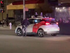 El pequeño Chevy Bolt de conducción autónoma se salió inesperadamente durante un control de tráfico en San Francisco (Imagen: b.rad916)