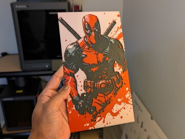 Hueforge a Deadpool utilizando PLA negro, blanco, gris y rojo.