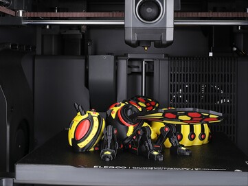 Impresión 3D multicolor de una avispa en el interior de la Centauri Carbon 2 Combo. (Fuente de la imagen: Elegoo)