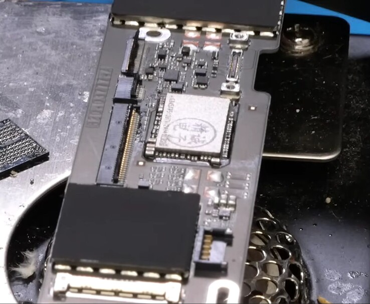 Placa lógica del MacBook Neo con chip NAND de 1 TB instalado