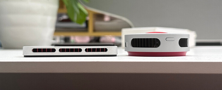 Se dice que el nuevo refrigerador magnético de OnePlus tiene 1 cm de grosor. En la imagen junto al refrigerador magnético más antiguo.