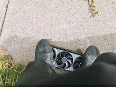 Asus Astral RTX 5080 modded en un monopatín. (Fuente de la imagen: ashleysaidwhat en Reddit)