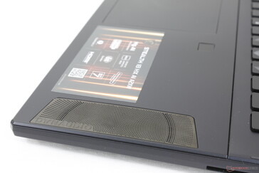 Grandes rejillas en los reposamanos para los altavoces de tiro ascendente