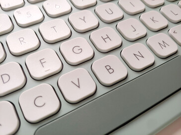 Primer plano de los hoyuelos de la llave, las letras y la textura. (Fuente de la imagen: Notebookcheck)