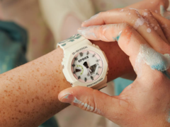 El Casio G-Shock GA2100CROCS25-7 (en la imagen) tiene un logotipo Crocs personalizado en la esfera. (Fuente de la imagen: Casio)