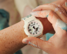 El Casio G-Shock GA2100CROCS25-7 (en la imagen) tiene un logotipo Crocs personalizado en la esfera. (Fuente de la imagen: Casio)