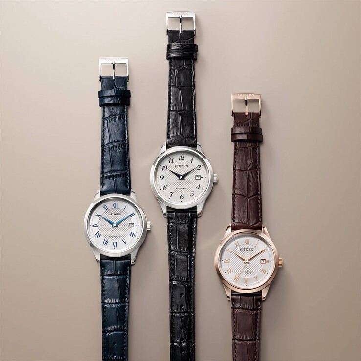 Tres relojes automáticos Citizen dispuestos verticalmente, con correas de piel azul, negra y marrón y cajas de color plateado o oro rosa.