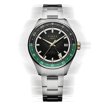 Timex Atelier GMT Première M1a con esfera negra, anillo GMT verde y brazalete de acero inoxidable.