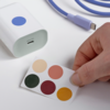 El cargador IKEA Sjöss 65W de 1 puerto USB se puede personalizar con las pegatinas que lo acompañan. (Fuente de la imagen: IKEA)
