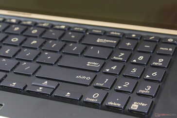 El teclado numérico pequeño y las teclas de flecha se sienten apretadas