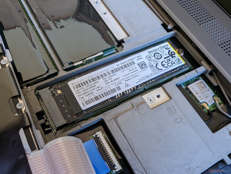 La ranura principal para SSD M.2 se encuentra debajo del teclado extraíble