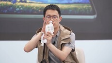 El Redmi Game Controller dispone de abrazaderas para sujetar con seguridad el dispositivo. (Fuente de la imagen: Redmi)