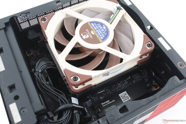 Al retirar el panel lateral principal queda al descubierto el ventilador y la ranura principal para SSD M.2