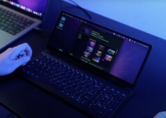 El KeyGo combina un teclado completo con una pantalla táctil de 12,8 pulgadas por un módico precio de 249 dólares. (Fuente de la imagen: Kickstarter)  