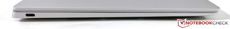 Lado izquierdo: USB-C 4.0 con Thunderbolt 4 (40 Gbps, Power Delivery, modo DisplayPort-ALT)