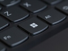 Primer plano de un teclado de ordenador portátil negro con la tecla de Windows enfocada