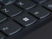 Primer plano de un teclado de ordenador portátil negro con la tecla de Windows enfocada