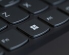 Primer plano de un teclado de ordenador portátil negro con la tecla de Windows enfocada