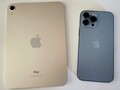 El iPad mini y el iPhone 13 Pro Max cuentan con un SoC A15 Bionic, pero difieren ligeramente. (Imagen: Sanjiv Sathiah/Notebookcheck)