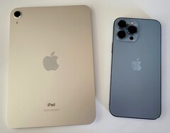 El iPad mini y el iPhone 13 Pro Max cuentan con un SoC A15 Bionic, pero difieren ligeramente. (Imagen: Sanjiv Sathiah/Notebookcheck)