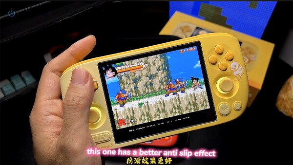 El Ayaneo Pocket Air Mini B.Duck Edition tiene un diseño en amarillo degradado con botones y thumbsticks a juego.