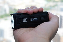 La nueva linterna EDC de Nitecore es fácil de sujetar (Fuente de la imagen: Andreas Sebayang/Notebookcheck.com)