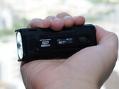 La nueva linterna EDC de Nitecore es fácil de sujetar (Fuente de la imagen: Andreas Sebayang/Notebookcheck.com)