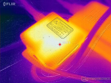 El adaptador de CA alcanza más de 38 C cuando funciona con cargas exigentes