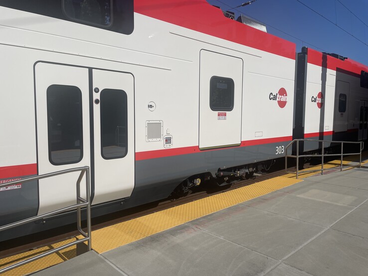 Característica especial del nuevo Stadler Kiss Caltrain: Hay dos alturas de embarque para una mejor accesibilidad (Fuente de la imagen: Andreas Sebayang)