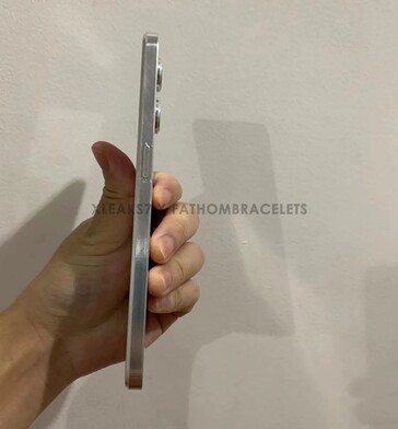 Lado del maniquí del OnePlus Nord N20 (imagen vía Fathom Bracelets)