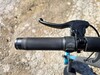 Los botones de control de la SO4 Pro Max están situados en la empuñadura izquierda.