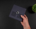 Se muestra el mini PC AMD Ryzen AI Max+ 395 Strix Halo ejecutando SteamOS para realizar comparativas de rendimiento en juegos