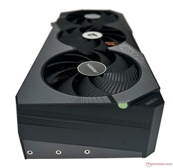 Diseño de ventilador inspirado en la aleta de tiburón del Aorus GeForce RTX 4070 Ti Master