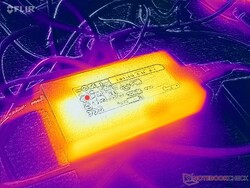 El adaptador de CA alcanza más de 35 C cuando funciona con cargas exigentes