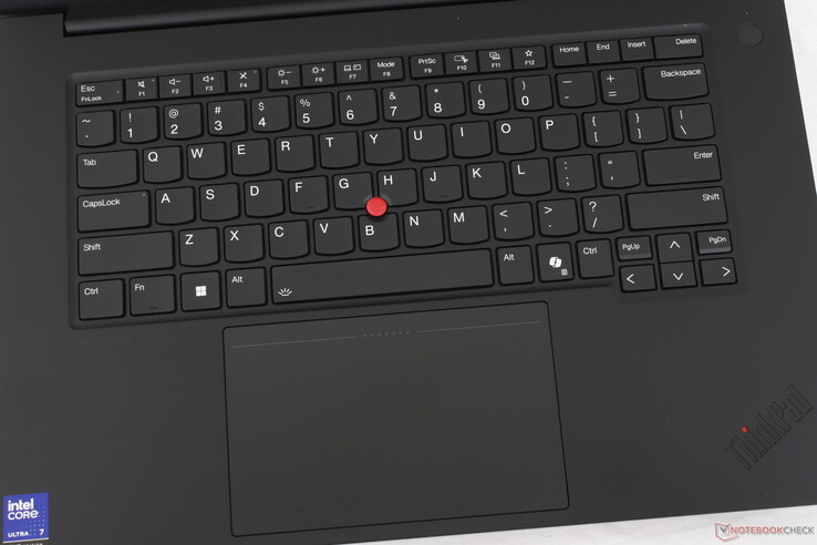 No hay cambios en el teclado ni en el clickpad en comparación con el modelo Gen 7 del año pasado