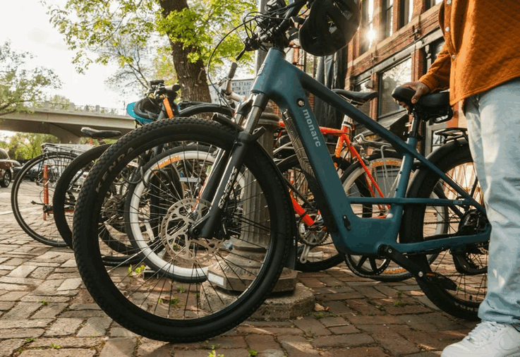 La bicicleta eléctrica Monarc Tracer está disponible con un cuadro de montura alta