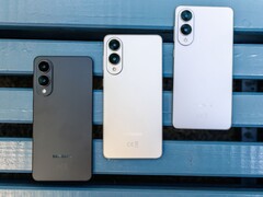 Tres smartphones Samsung Galaxy Edge en acabados negro, plateado y blanco colocados uno al lado del otro en un banco azul, mostrando el diseño ultradelgado de la parte trasera y la configuración de la cámara dualTres smartphones Samsung Galaxy Edge en acabados negro, plateado y blanco colocados uno al lado del otro en un banco azul, mostrando el diseño ultradelgado de la parte trasera y la configuración de la cámara dual (Fuente de la imagen: Notebookcheck)
