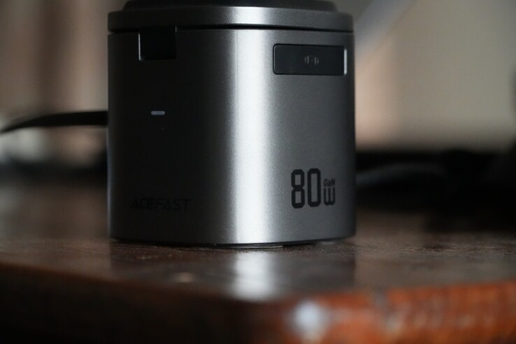 La estación de carga AceFast 6 en 1 de 80 W tiene un formato compacto