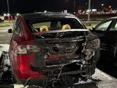 Vehículos dañados en un concesionario Tesla de Salem. Sospechoso de incendio provocado detenido (Fuente de la imagen: Departamento de Policía de Salem)