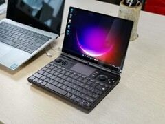 El GPD Win Max 2 tiene un teclado retroiluminado, un trackpad y botones de control. (Fuente de la imagen: GPD)