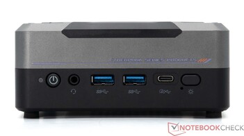Frontal: Botón de encendido, toma de audio de 3,5 mm, 2x USB 3.2 Gen 2, USB4, control RGB