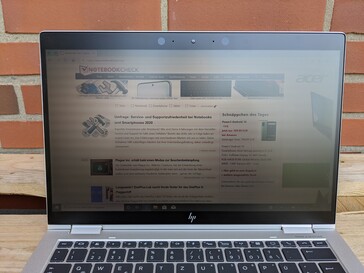 HP EliteBook x360 1030 G4 - uso al aire libre a la sombra, con Sure View