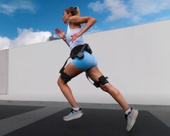 El X Ultra (en la imagen superior atado a una mujer) puede echar para atrás a los corredores experimentados que prefieren el entrenamiento a los dispositivos de asistencia, pero podría ser útil para quienes padecen ciertos problemas de salud (Fuente de la imagen: Hypershell)