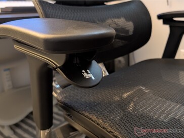 Ajuste de la altura del asiento situado debajo del reposabrazos derecho.